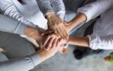 cuatro-miembros-equipo-expresando-unidad