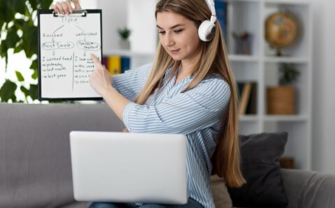mujer-joven-ensenando-ninos-clase-ingles-linea