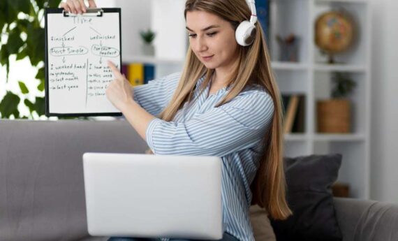 mujer-joven-ensenando-ninos-clase-ingles-linea