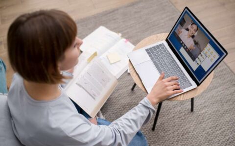 mujer-tomando-cursos-e-learning